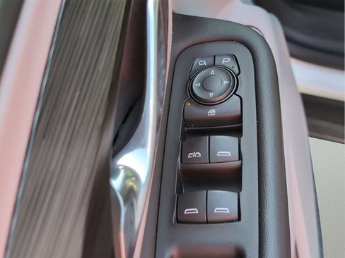 Used 2022 GMC Terrain SLE w/ Driver Convenience Package FWD image 16