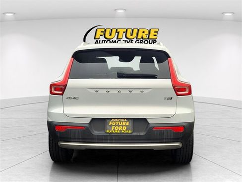 Used 2021 Volvo XC40 T5 Momentum image 5