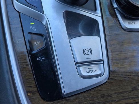 Used 2017 BMW 750i image 30