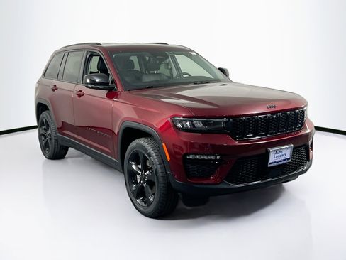 Used 2023 Jeep Grand Cherokee Limited w/ Luxury Tech Group II AWD/4WD image 3