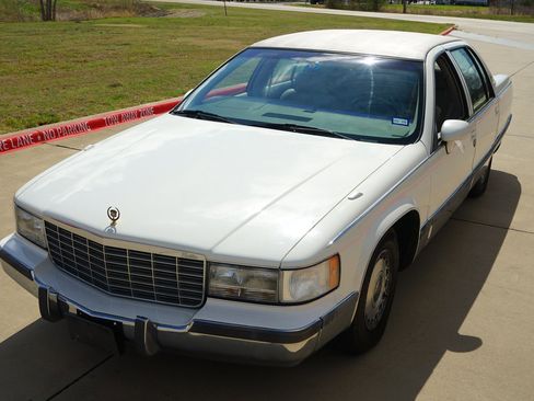 Used 1993 Cadillac Fleetwood Sedan image 2