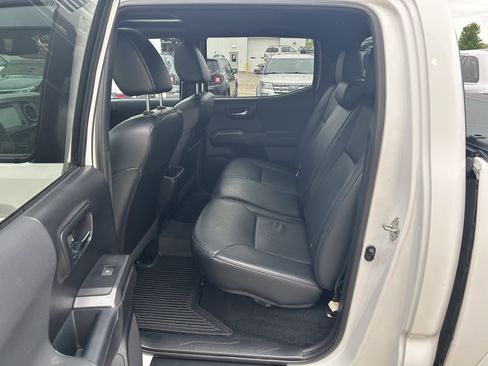 Used 2018 Toyota Tacoma TRD Sport AWD/4WD image 18