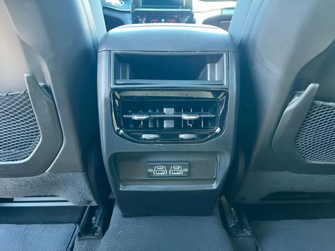 Used 2023 Jeep Grand Cherokee Laredo AWD/4WD image 23