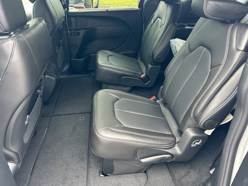New 2026 Chrysler Pacifica Select image 21
