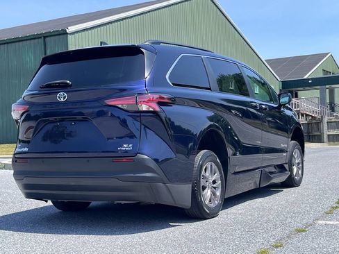 Used 2021 Toyota Sienna XLE w/ XLE Plus Package FWD image 8
