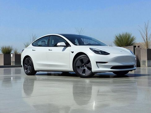Used 2021 Tesla Model 3 Standard Range image 2