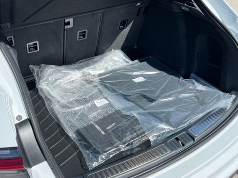 New 2026 Porsche Macan image 21