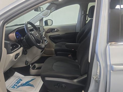 Used 2022 Chrysler Voyager LX image 7