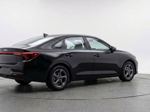 Used 2025 Kia K4 LXS image 9