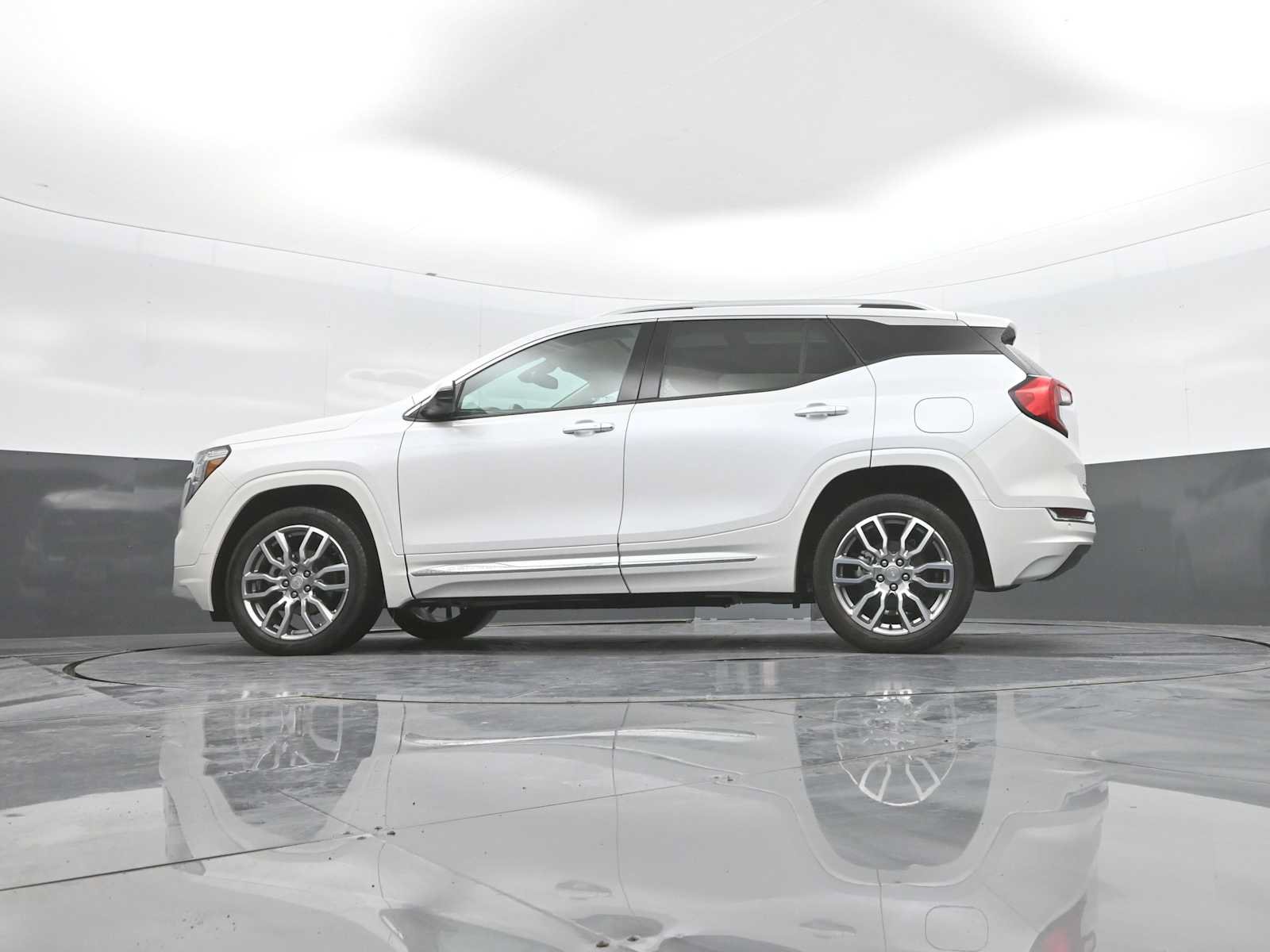 Used 2024 GMC Terrain Denali w/ Denali Premium Package AWD/4WD image 51