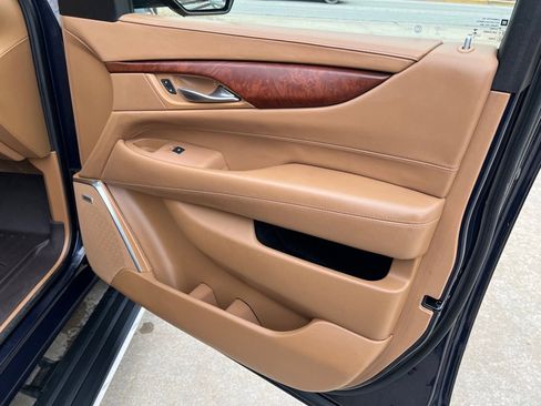 Used 2017 Cadillac Escalade ESV Platinum AWD/4WD image 11
