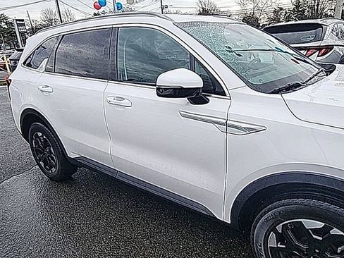 Used 2025 Kia Sorento S image 3