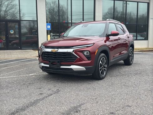 Used 2025 Chevrolet TrailBlazer LT image 2