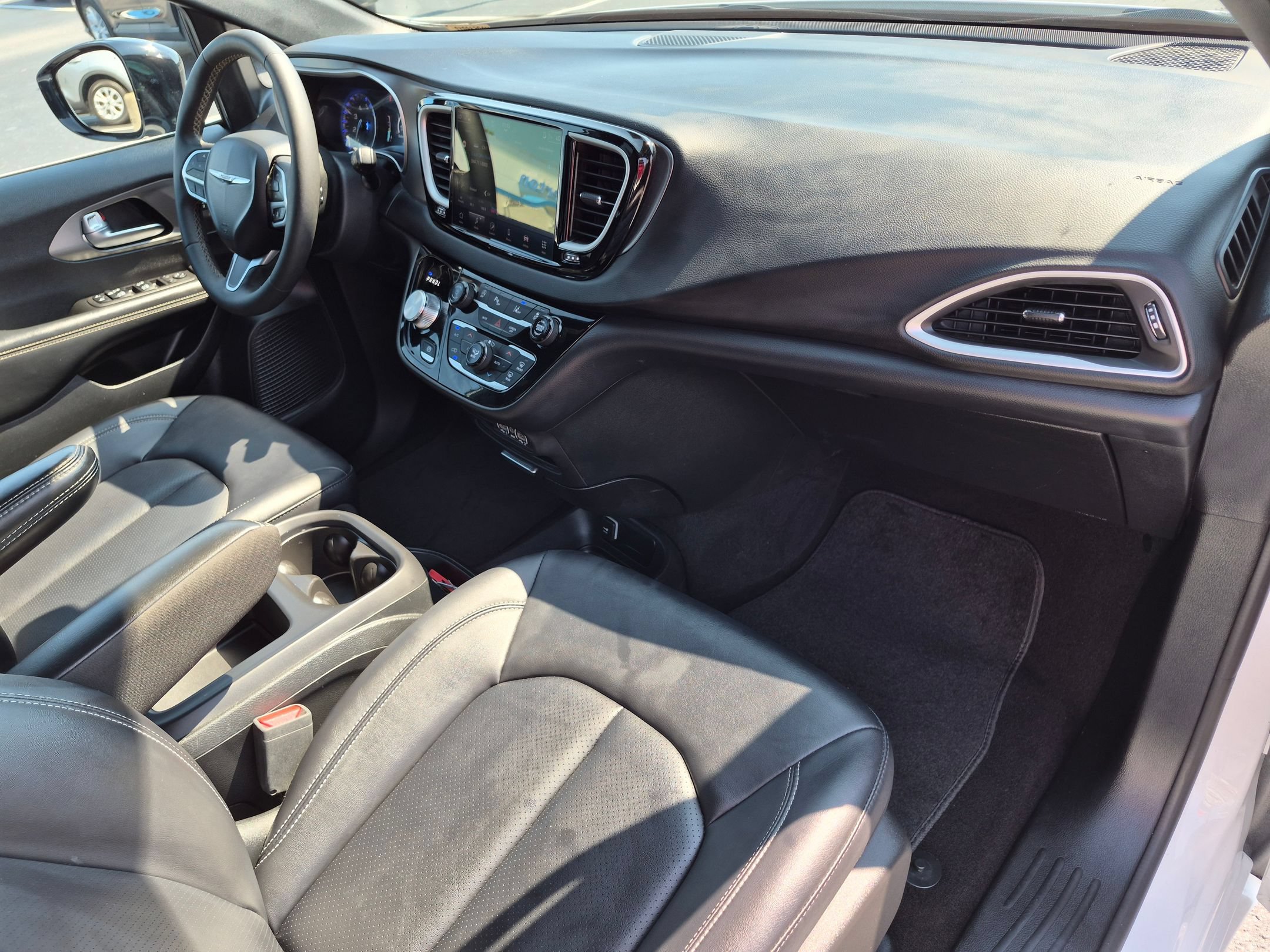 Used 2025 Chrysler Pacifica Select FWD image 36