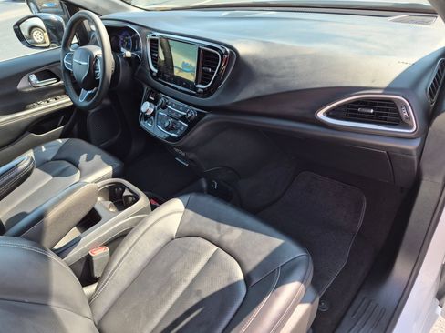 Used 2025 Chrysler Pacifica Select FWD image 36