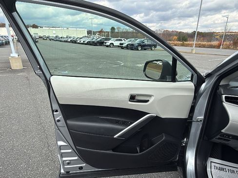 Used 2022 Toyota Corolla Cross L image 23