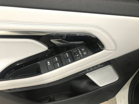 Used 2023 Land Rover Range Rover Evoque SE image 9