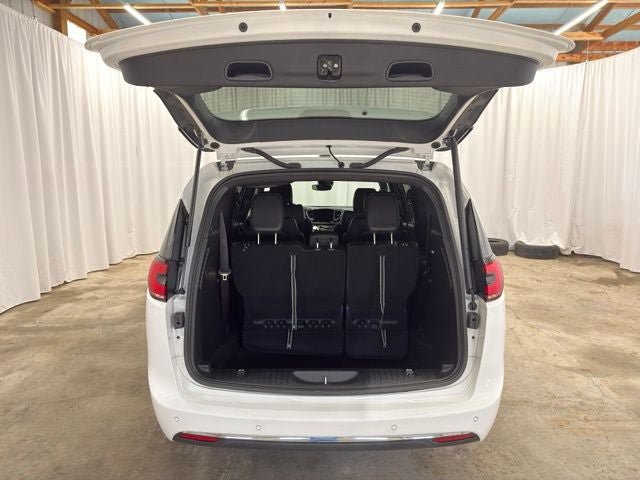 Used 2025 Chrysler Pacifica Select AWD/4WD image 23
