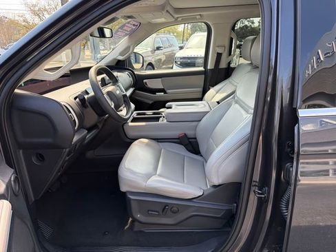 Used 2025 Ford Expedition Active image 9