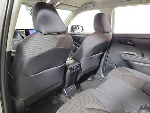 Used 2023 Toyota Highlander LE FWD image 11