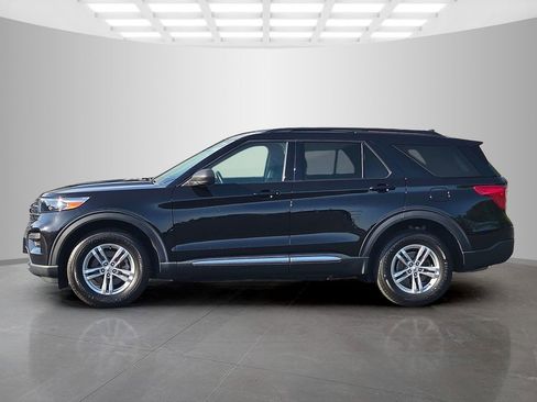 Used 2022 Ford Explorer XLT AWD/4WD image 2
