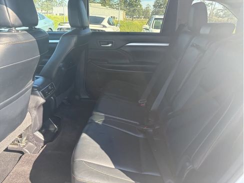 Used 2017 Toyota Highlander XLE image 5
