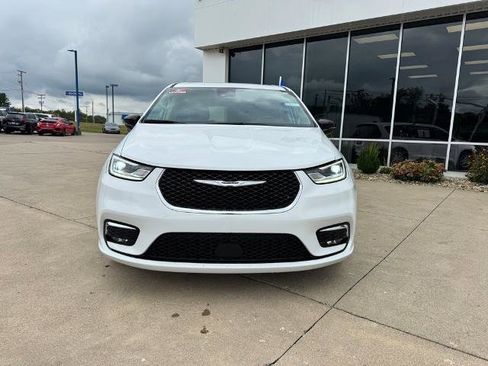 Used 2024 Chrysler Pacifica Touring-L image 3