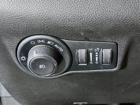 Used 2023 Jeep Compass Limited w/ Sun and Sound Group AWD/4WD image 10