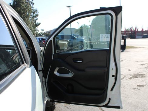 Used 2022 Nissan Frontier SV image 11