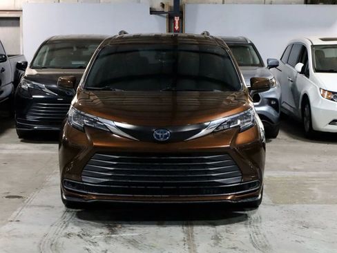 Used 2021 Toyota Sienna LE image 2