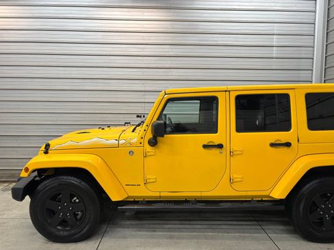 Used 2015 Jeep Wrangler Unlimited Sahara AWD/4WD image 3