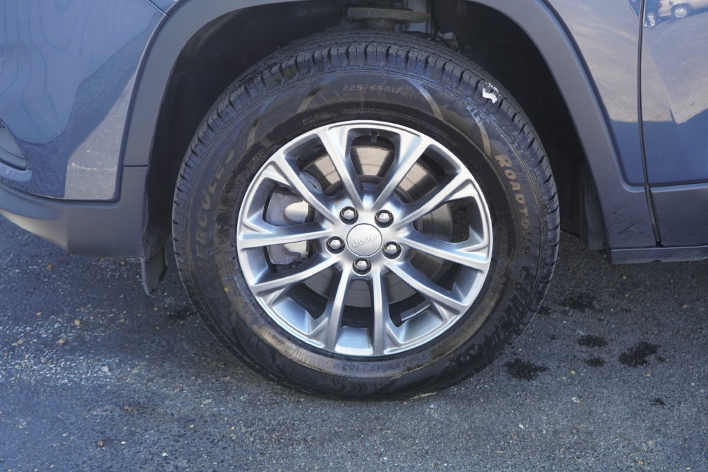 Used 2019 Jeep Cherokee Latitude Plus w/ Cold Weather Group AWD/4WD image 6