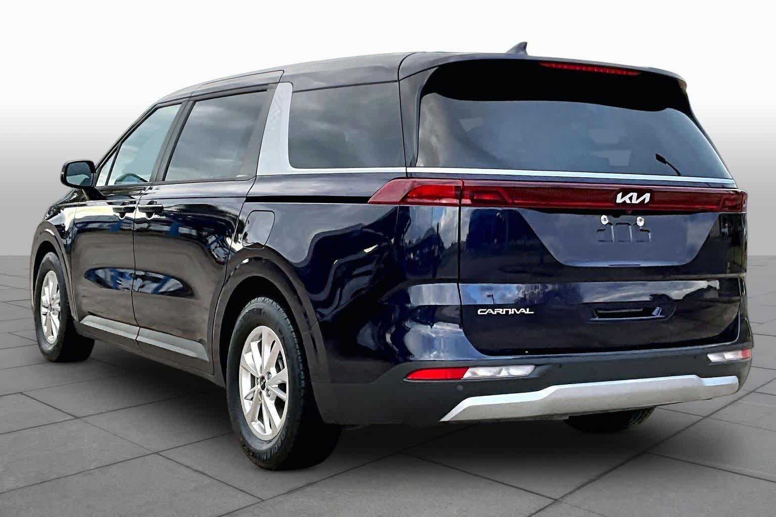 Used 2024 Kia Carnival LX FWD image 11