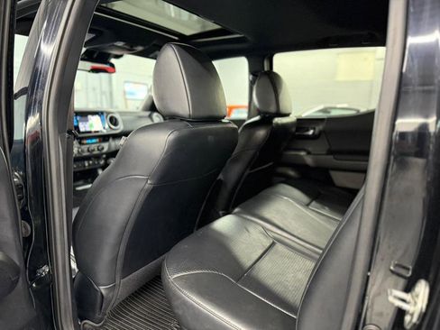Used 2018 Toyota Tacoma TRD Sport image 39