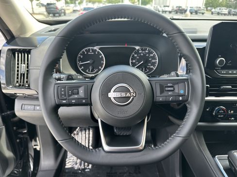Used 2025 Nissan Pathfinder SV AWD/4WD image 18