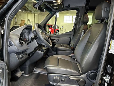 Used 2025 Mercedes-Benz Sprinter 2500 image 22