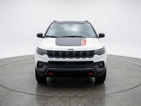 Used 2025 Jeep Compass Trailhawk AWD/4WD image 2