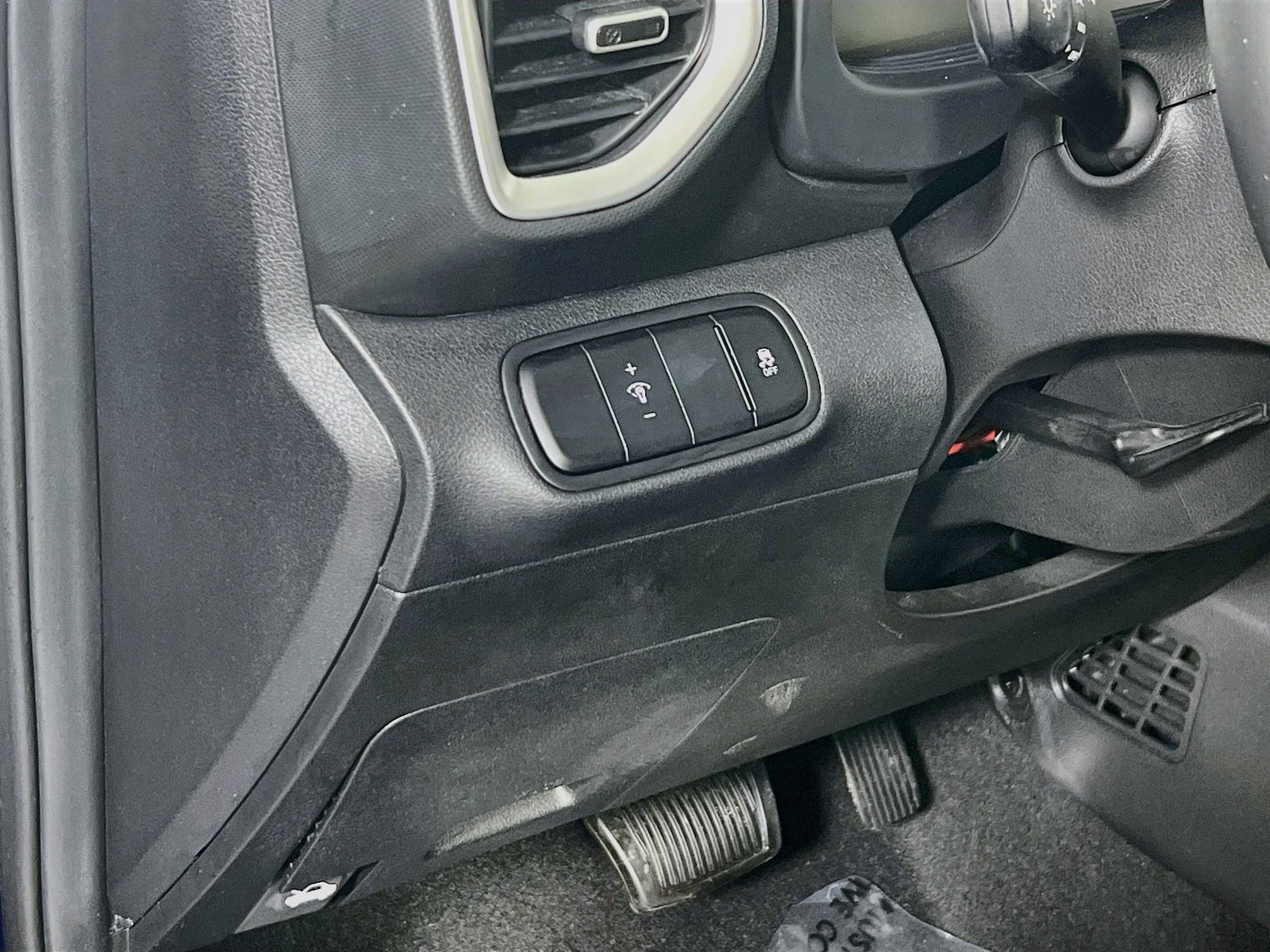 Used 2023 Hyundai Venue SEL FWD image 10