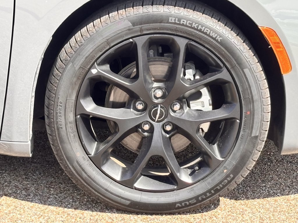 Used 2025 Chrysler Pacifica Limited FWD image 3