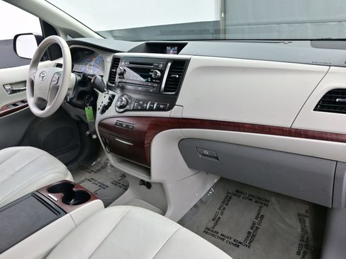 Used 2013 Toyota Sienna XLE image 15