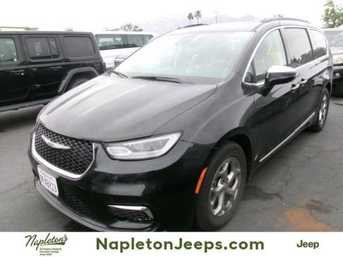 Used 2023 Chrysler Pacifica Limited FWD image 1
