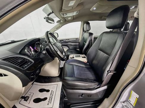 Used 2016 Chrysler Town & Country Touring FWD image 19
