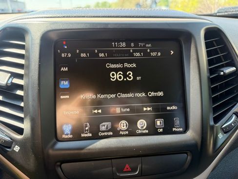 Used 2017 Jeep Cherokee Latitude w/ Cold Weather Group AWD/4WD image 22