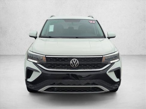 Used 2022 Volkswagen Taos SE image 2