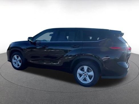 Used 2025 Toyota Highlander LE image 10