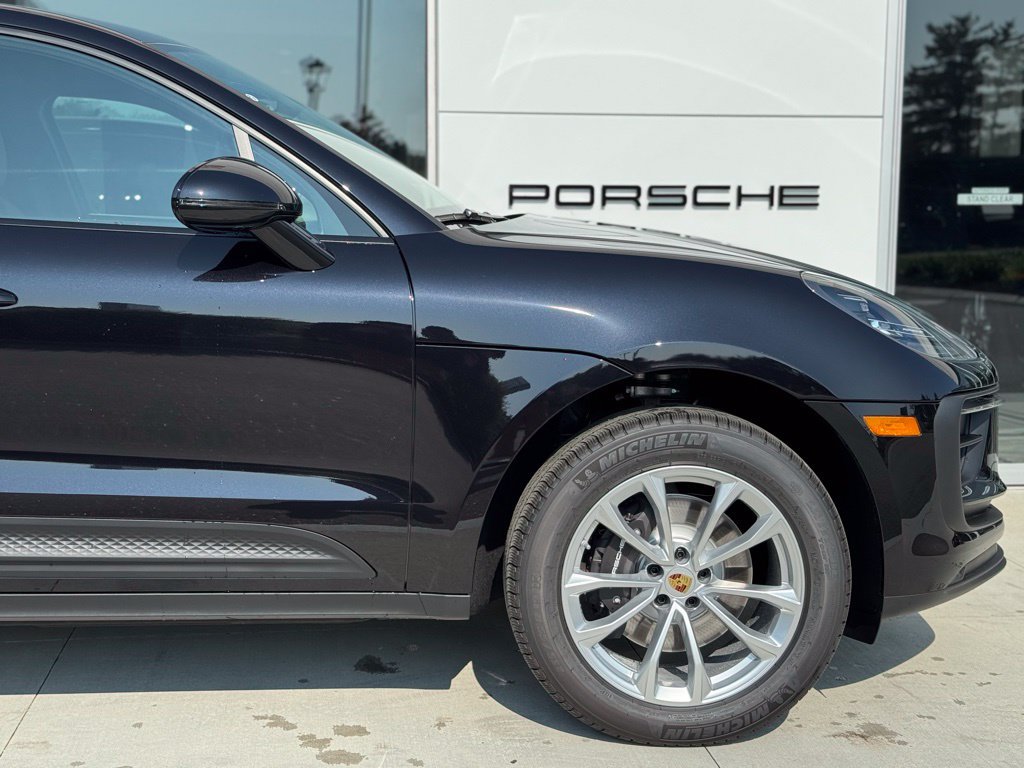 Certified 2025 Porsche Macan AWD/4WD image 16