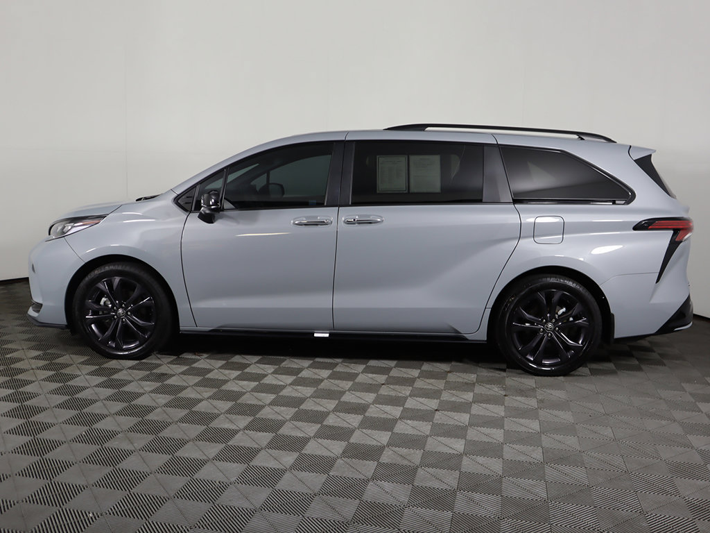 Used 2025 Toyota Sienna XSE FWD image 18