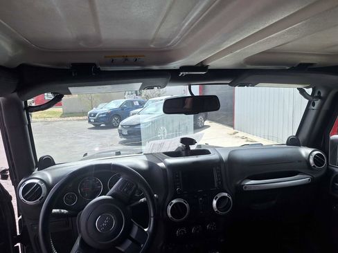 Used 2014 Jeep Wrangler Unlimited Rubicon w/ Connectivity Group AWD/4WD image 13