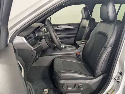 New 2025 Jeep Grand Cherokee Altitude image 12