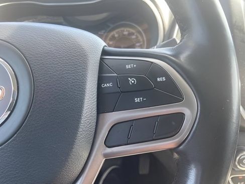 Used 2021 Jeep Cherokee Latitude Lux w/ Comfort/Convenience Group AWD/4WD image 21